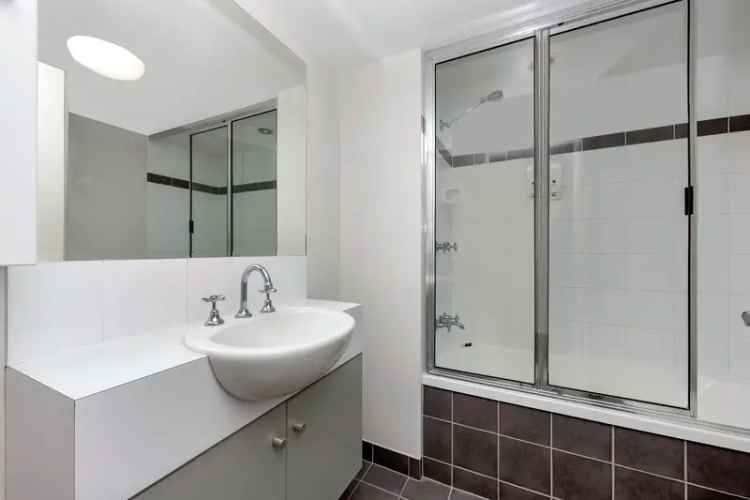 Rent Stylish 2 Rooms Apartment in Townsville City with Pool and Tennis Court