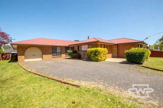 4 Bedroom 2 Bathroom Family Home in Guyra Near School