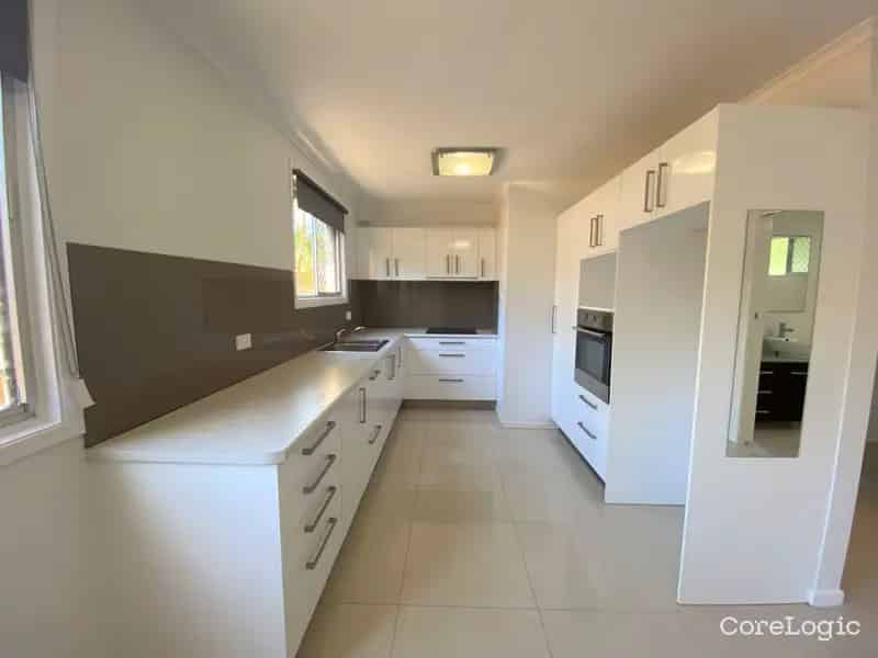 Modern 2 Bedroom + Study Unit only 20 m to beach