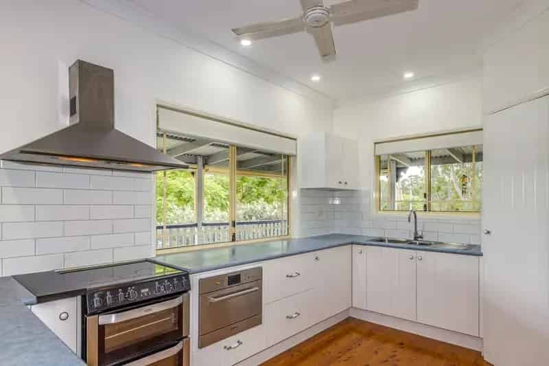 Tranquil Country Living in a Spacious Two-Story Queenslander - Wonglepong