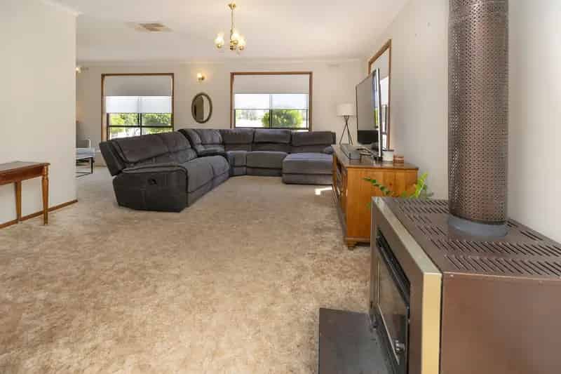 Buy House in Prime Location Close to Murray River with Spacious Layout