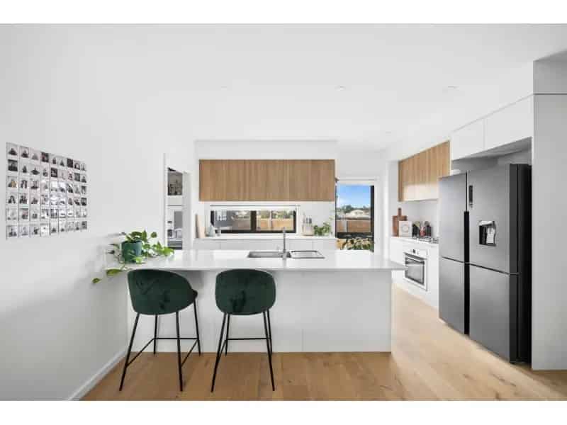 Contemporary Tri-Level Townhouse - Perfectly Positioned