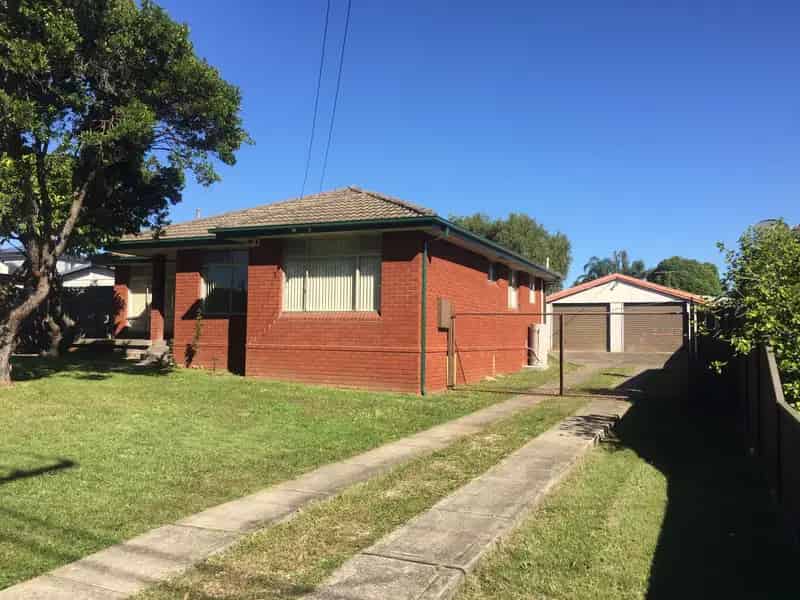 Charming & Family Friendly 3 Bedroom Home With A Double Garage!