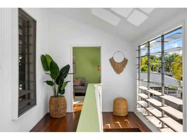 Charming Queenslander Close To The Strand!