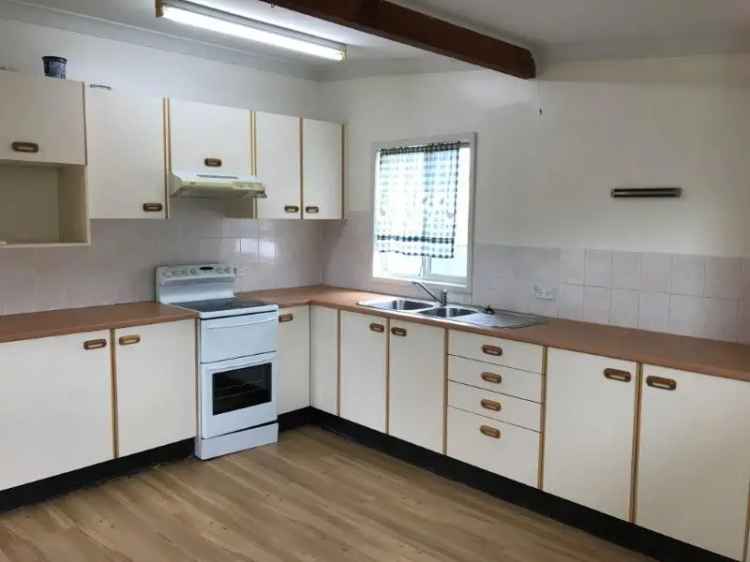 3 Bedroom Home Near CBD - Timber Floors High Ceilings