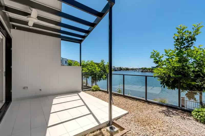 WATERFONT TOWNHOUSE