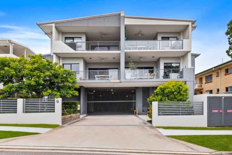 Spacious Clayfield Apartment in Boutique Complex