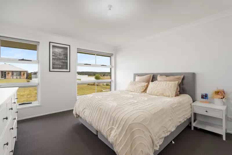 Stylish Family Home on a Large Flat Block - Space, Comfort & Convenience!