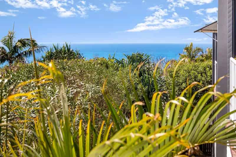 Ocean-View Townhouse - 200 Metres From The Surf.