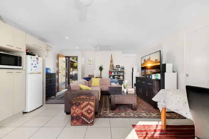 Well positioned town-house