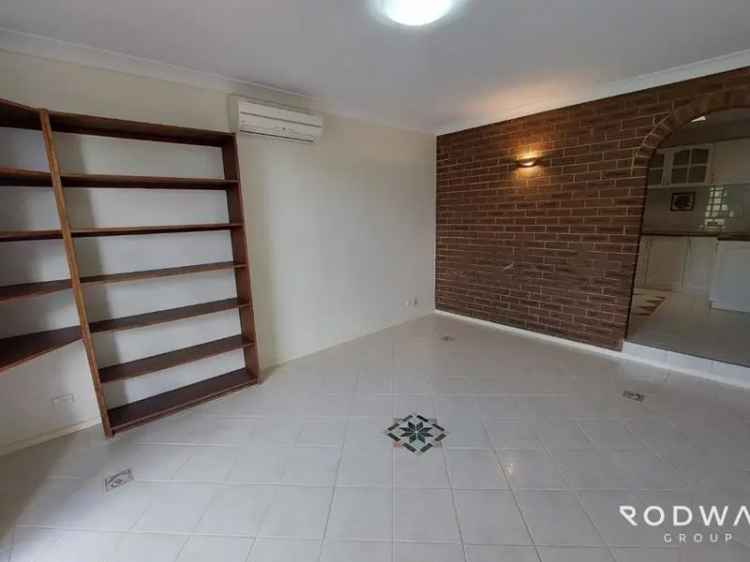 3 Bed 1 Bath Duplex Near Armadale Shopping Centre