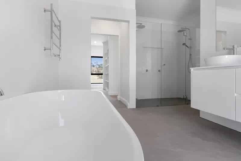 Buy Five Bedroom House in Armidale with Luxurious Features and Acreage