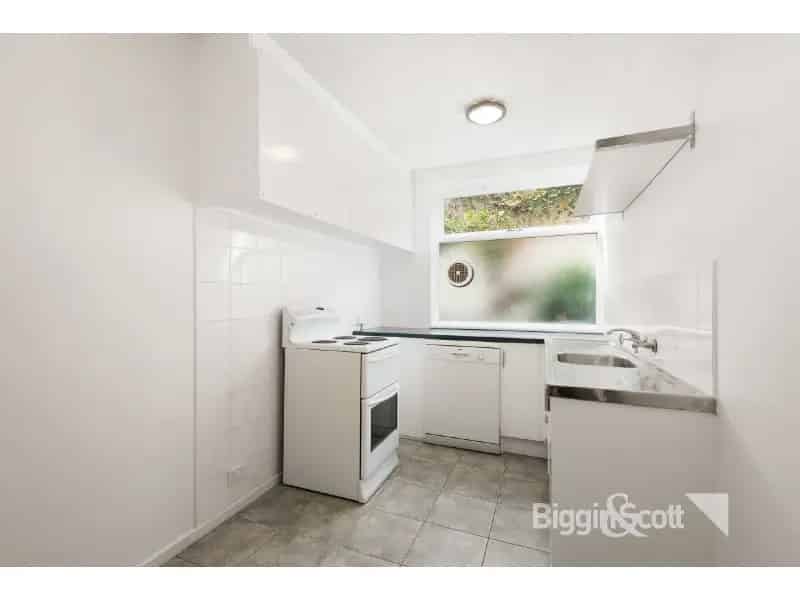 Spacious Ground Floor Apartment With Courtyard Access!
