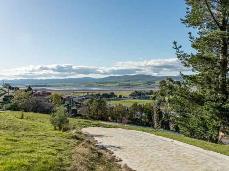 Panoramic views of the Tamar Valley on 2231m2