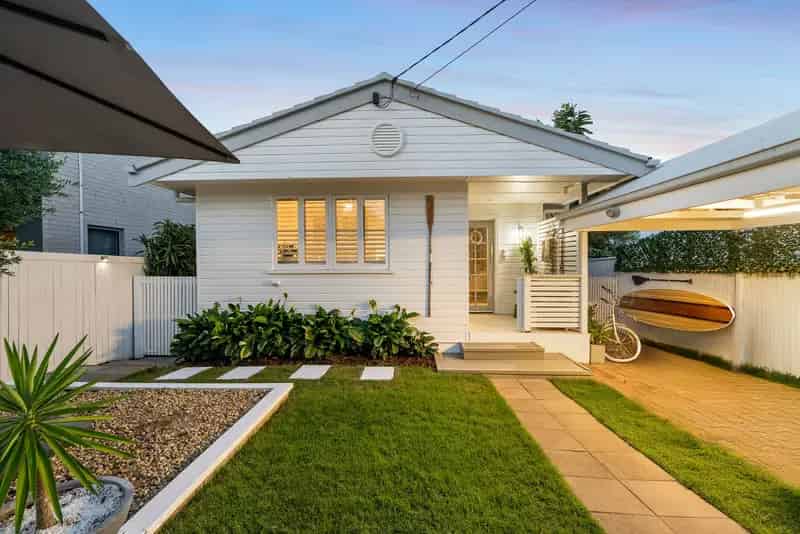 Coastal Charm Meets Entertainer's Oasis - Just 300m from Margate Beach