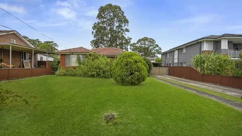 Buy House in Minto with Large Land And Convenient Location