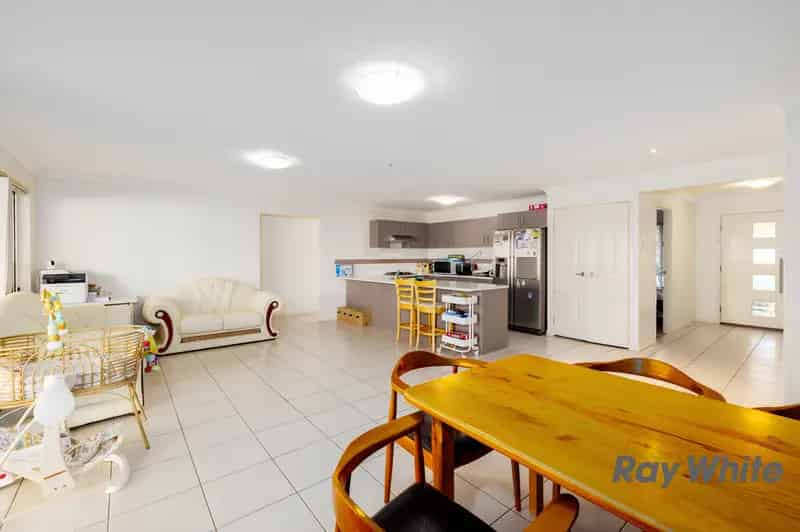 Buy House Calamvale Spacious Family Home with Outdoor Entertaining