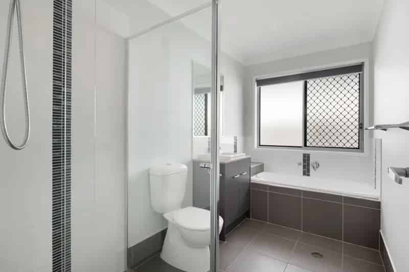 Lease 4 bedroom house Park Ridge with spacious yard and modern features