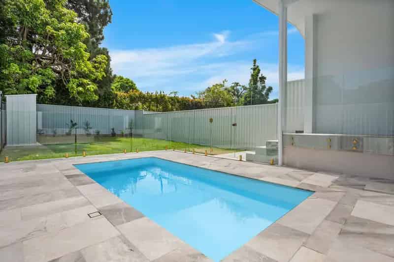 Lease Luxurious Duplex in Gwynneville with Pool and Gourmet Kitchen