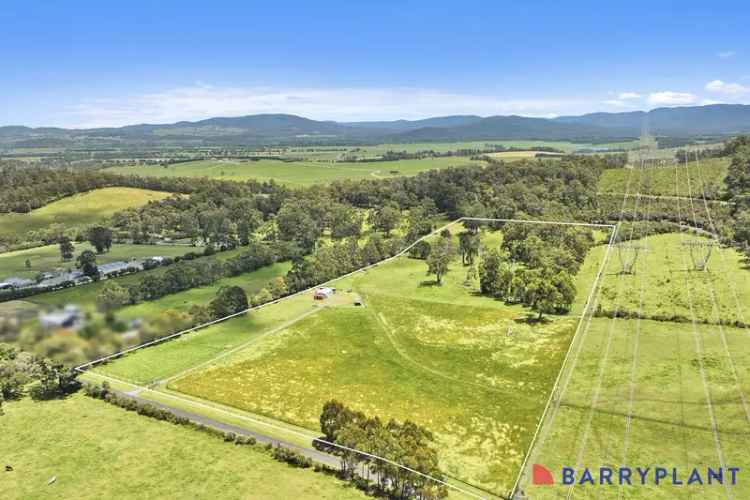 Build your dream home, ready, set, GO! At the edge of the Bunyip State Forest-Equine Haven awaits!!
Yes, you can build, subject to planning approval.