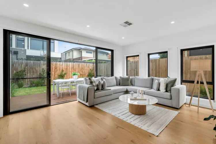 Luxury Town Residence in Avondale Heights