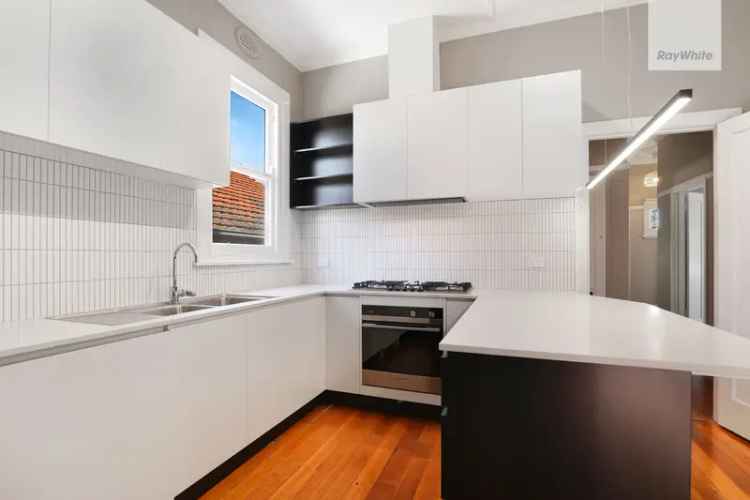 Renovated 3-Bed House Near CityLink Trams & Parks