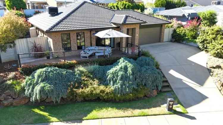 Buy House in West Wodonga Featuring 3 Bedrooms and Golf Course Views