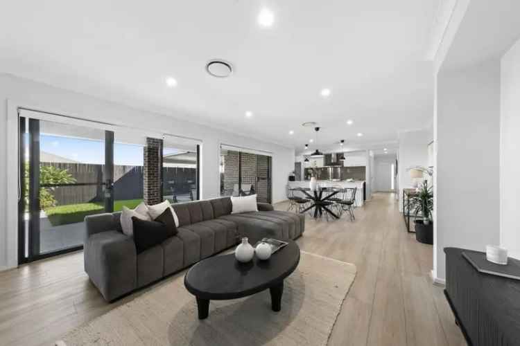 5 Bedroom Modern Family Home with Pool - Thornton NSW