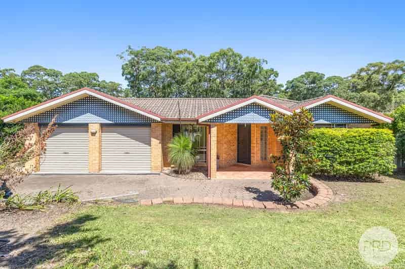 Tranquil Family Living Backing Onto Bushland