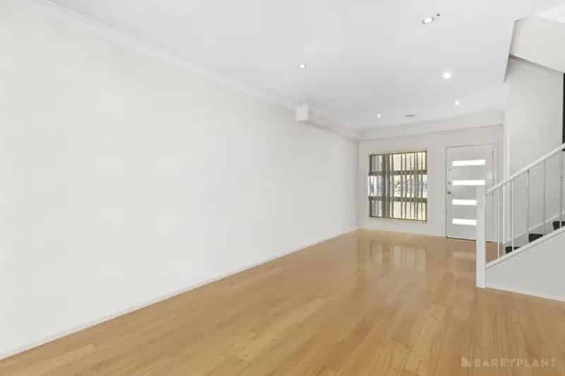 MODERN & LOW-MAINTENANCE TOWNHOUSE – NO BODY CORPORATE!