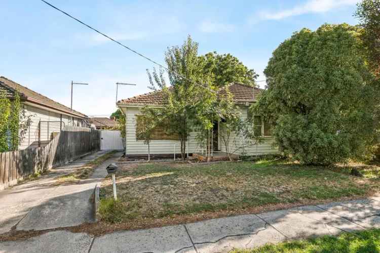 Buy House in Thornbury with Renovation Potential and Generous Allotment