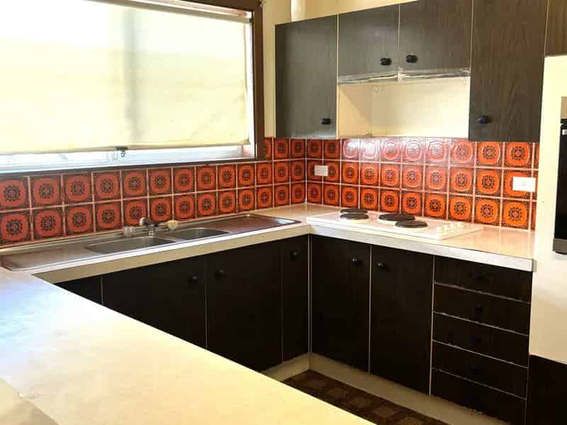 Rent multi-level residence in peaceful Hill Street with stunning views