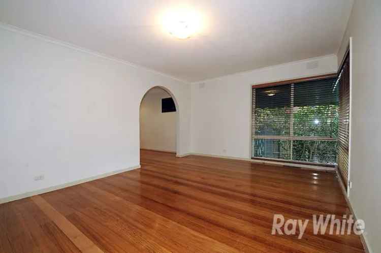 5 Bedroom 285m² House Near Schools and Shopping in Melbourne