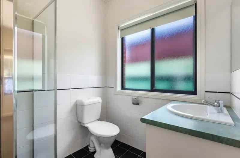 Modern and Stylish Homette in a Convenient Location!