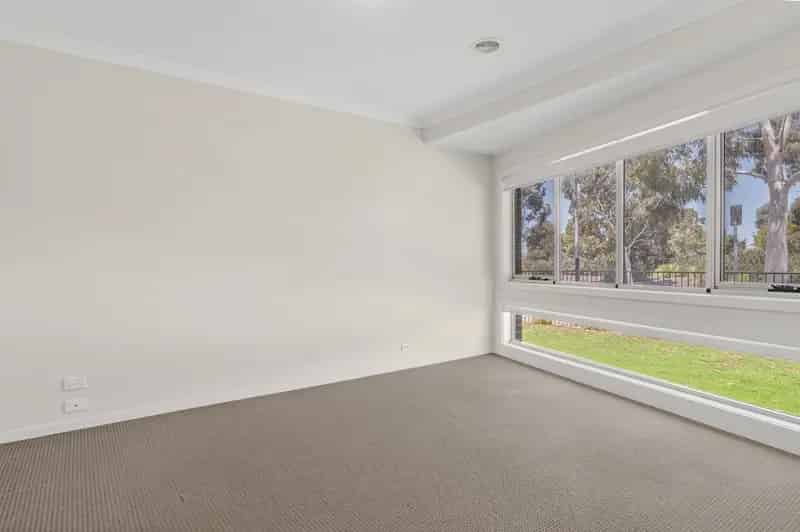 Ex-Display Charmer in Ideal Location