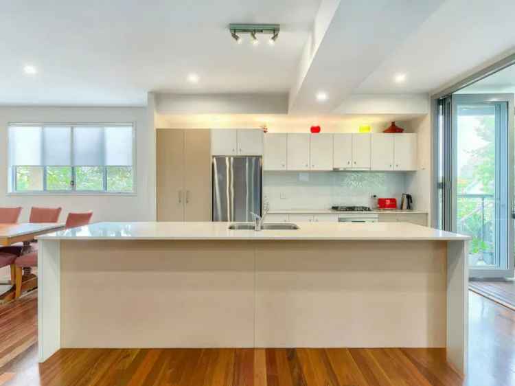 Rent Treetops House with Modern Features near Brisbane