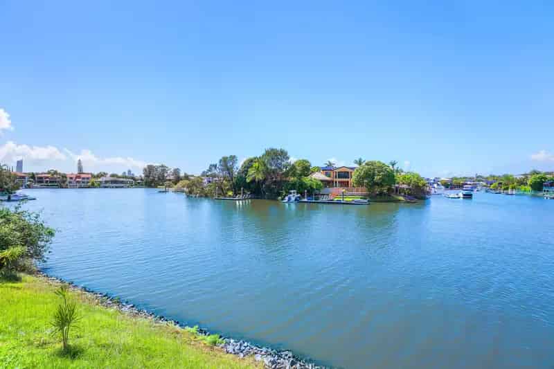 Untapped Potential on More Than 1,000m2 of Land With 44m of Wide Water Frontage