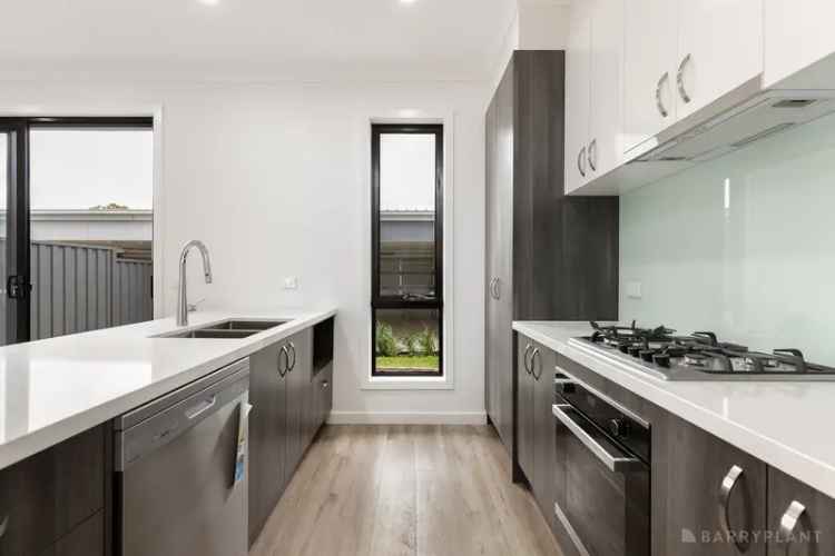 Luxury Townhouse in Parklife Doveton Estate - Modern & Convenient