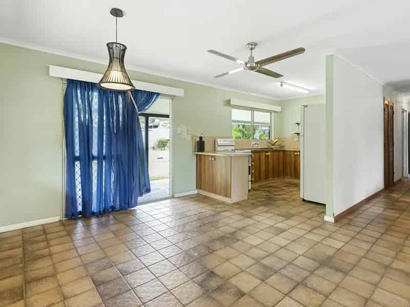 Buy house in Yorkeys Knob with spacious garden and modern amenities