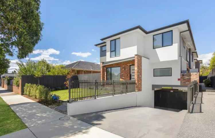 3 Bedroom 2.5 Bathroom House in Melbourne