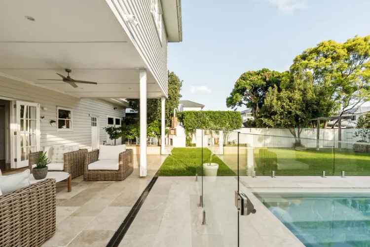 5-Bedroom House with Saltwater Pool and Modern Kitchen Near Kedron Brook