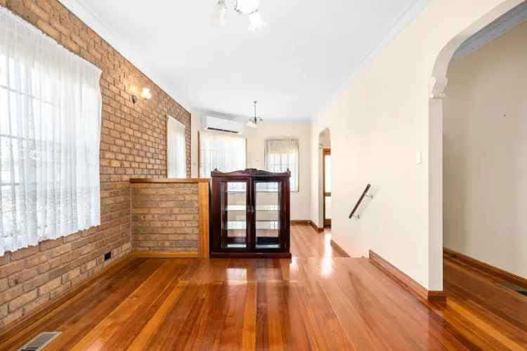 2 Bedroom House in Thornbury - Updated and Convenient